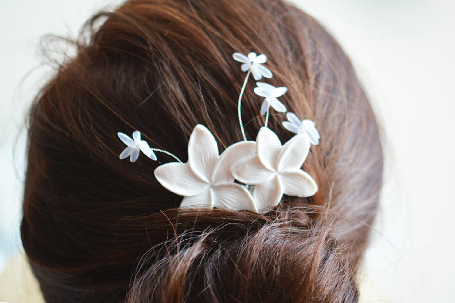 Pieptan mireasa cu flori ivory si cristale de Cehia