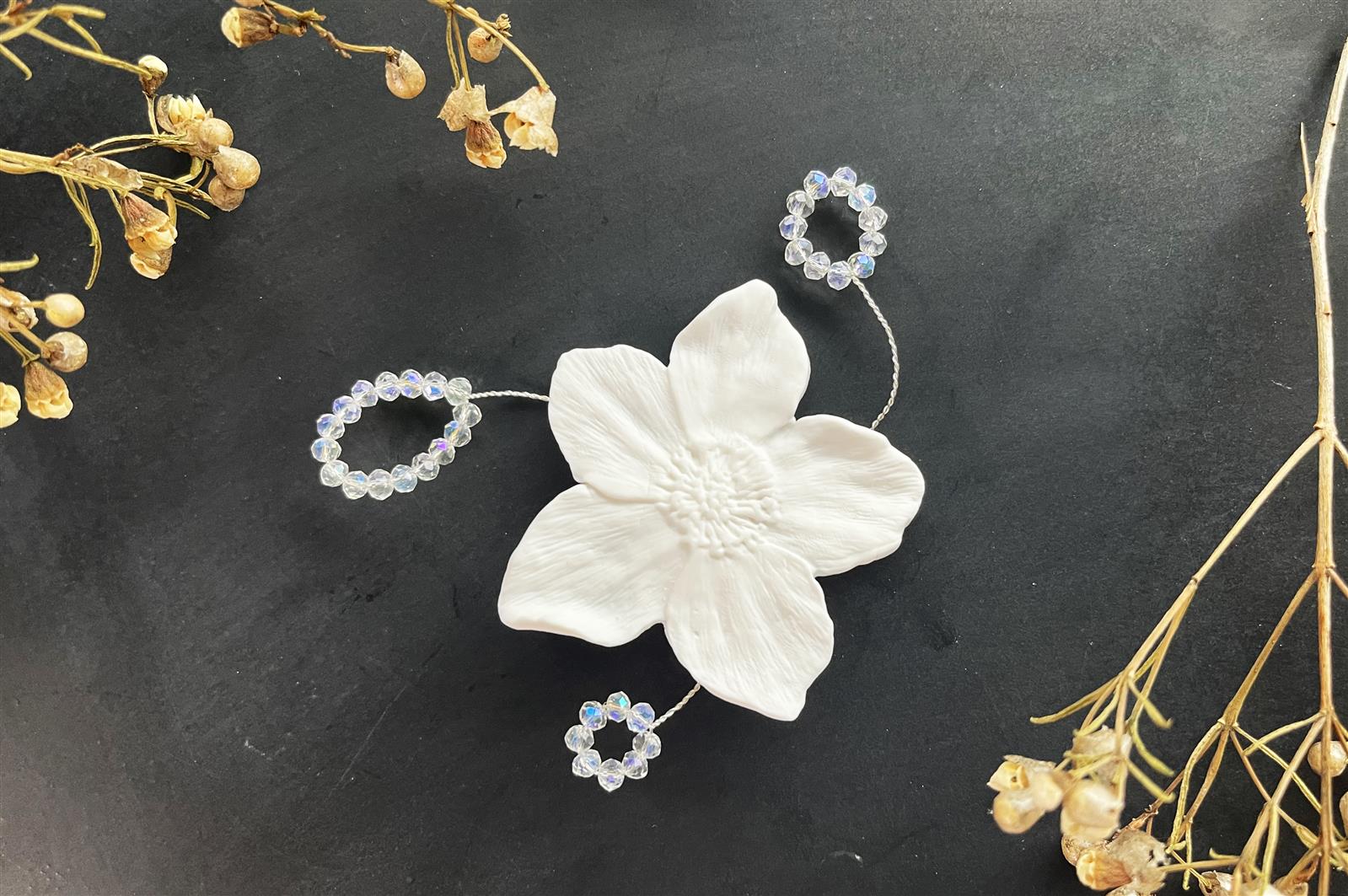 Agrafa par mireasa cu floare si margelute fatetate 