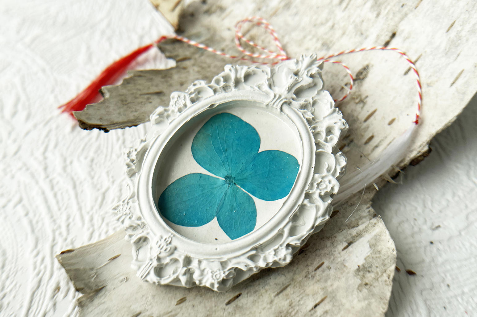 Martisor brosa rama vintage cu Hortensie Naturala