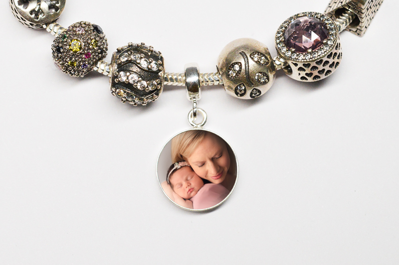 Charm personalizat tip Pandora cu poza mama si copilul