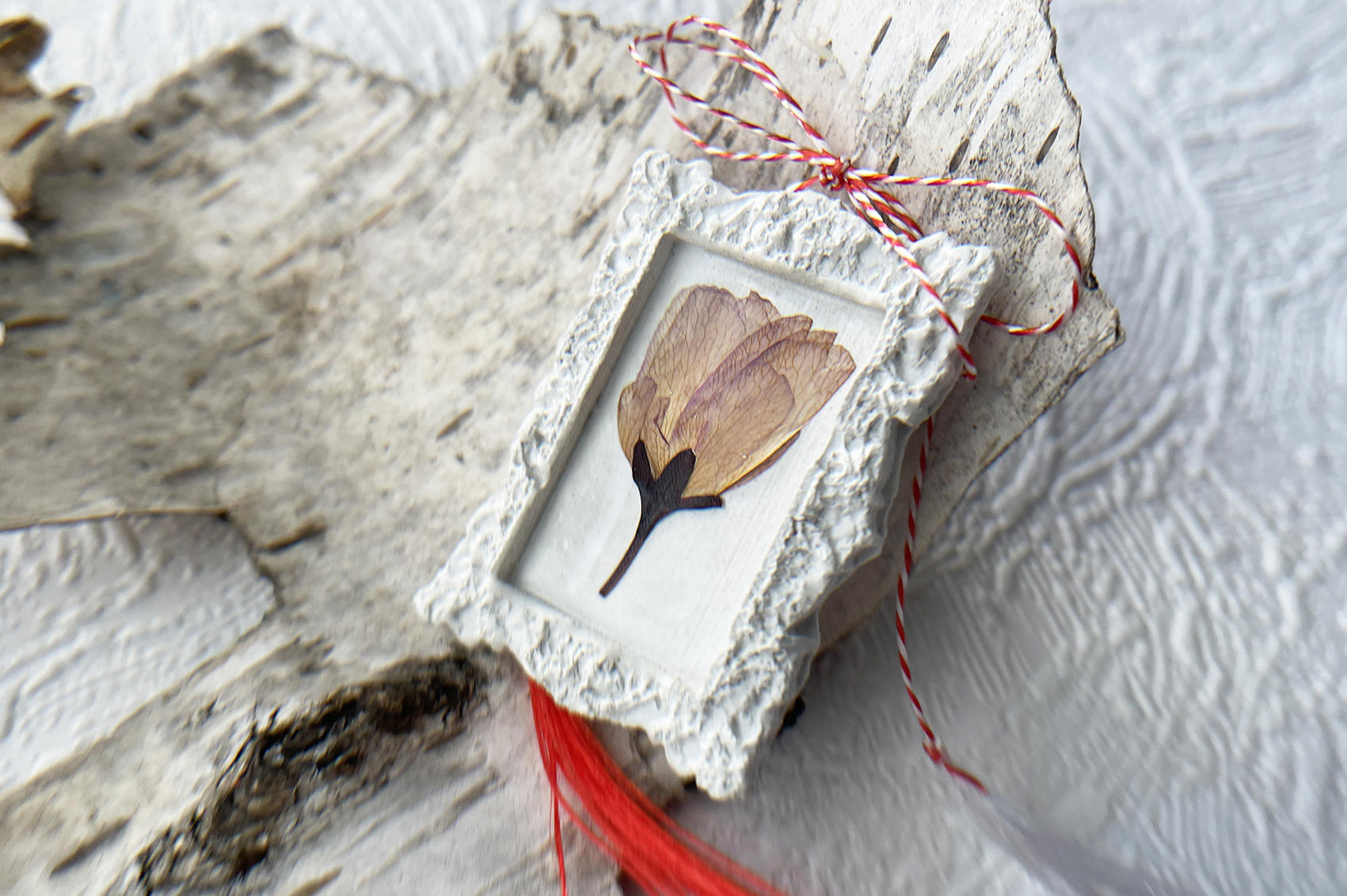 Martisor brosa rama vintage cu Floare de Cires