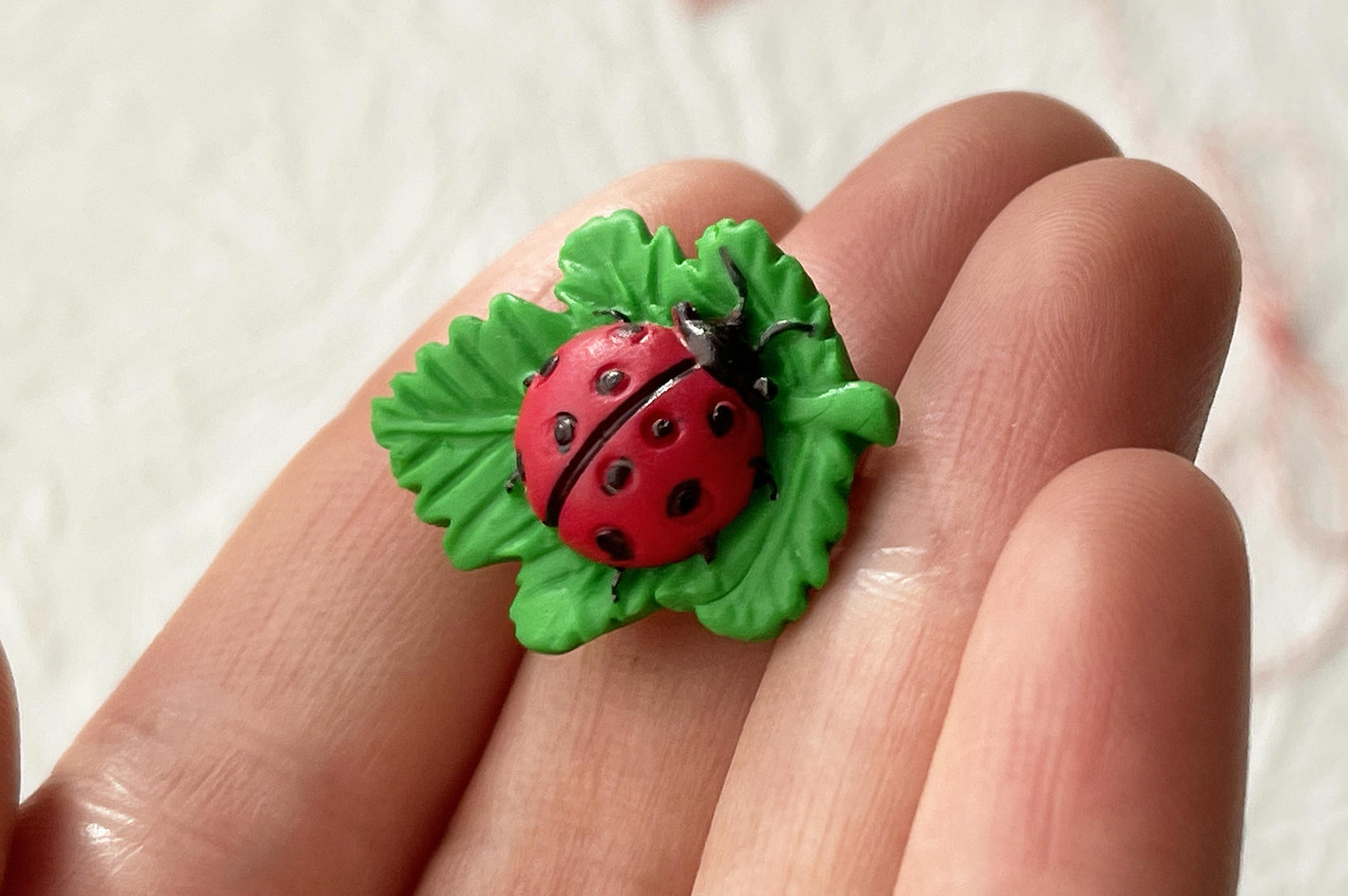 Martisor brosa Buburuza pe Frunza (lut polimeric)